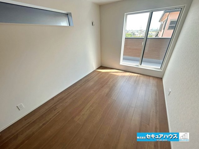 【本日ご案内可能】大府市横根町石丸　全3棟の洋室|【洋室4.7帖別角度　2号棟】
◆バルコニーに出られるお部屋です。全室2面採光のため陽当たり・通風共に良好な設計です。　　　　　　　　　　　　　　　　　　　　　　　　　　　　　　　　　　　　　　　　　