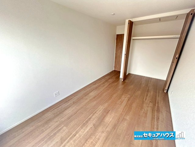 【本日ご案内可能】大府市横根町石丸　全3棟の洋室|【洋室7.2帖　2号棟】
◆お子様のお部屋や主寝室、来客時の宿泊室、趣味のお部屋としてもご利用いただけます♪
◆全居室収納付きのため各居室ごとにお洋服や荷物をしまうことができます。　　　　　　　　　　