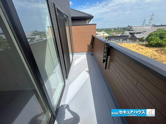 【本日ご案内可能】大府市横根町石丸　全3棟のバルコニー|【バルコニー】
◆見晴らしもよく、太陽の温かな温もりをめいっぱい受け止めてくれます。
太陽の光と爽やかな風を受けたお洗濯物はあっという間に乾き、取りこむ時には太陽の匂いを感じられそうですね。　　　　　