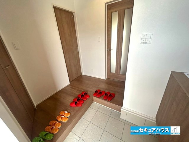 【本日ご案内可能】大府市横根町石丸　全3棟の玄関|【玄関】
◆光が差し込み明るいです。広々開放感のある設計が特徴です。
◆シューズボックスに合わせて玄関から入って左手に物入がございます。ベビーカーやゴルフバッグなどもしまうことができます。　　　　　　