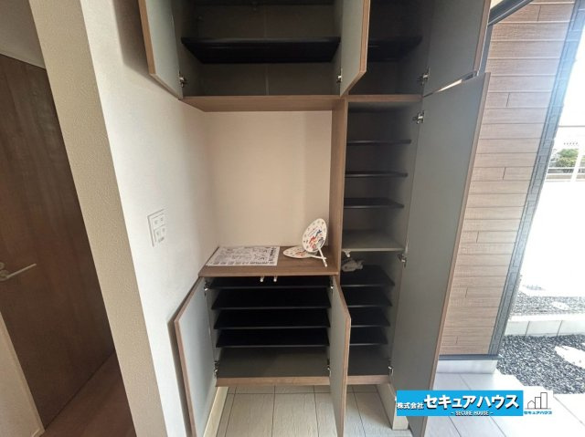 【本日ご案内可能】大府市横根町石丸　全3棟の玄関|【玄関のシューズボックス】
◆玄関収納の様子です。大容量のため家族の靴もすっきりと片付きます。　　　　　　　　　　　　　　　　　　　　　　　　　　　　　　　　　　　　　　　　　　　　　　　　　　　　　