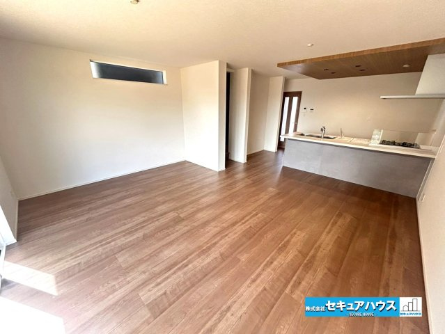 【本日ご案内可能】大府市横根町石丸　全3棟の居間・リビング|【LDK】
◆家族揃ってリビングで過ごすお休みの日が、楽しみになる場所となることでしょう。
対面式のオープンキッチンは、家事をしながら家族の様子が一目でわかる安心＆便利設備♪　　　　　　　　