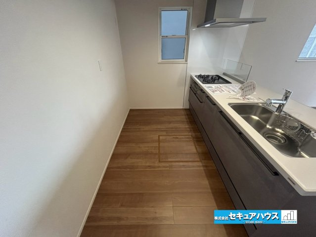 【本日ご案内可能】大府市横根町石丸　全3棟のキッチン|【キッチン】
◆広々としたキッチンスペースのため家族で並んで料理できます。キッチンの窓は熱気や匂いを逃がす役割があります。
◆床下収納には飲み物や調味料のストックをしまうことができます。　　　　　　　