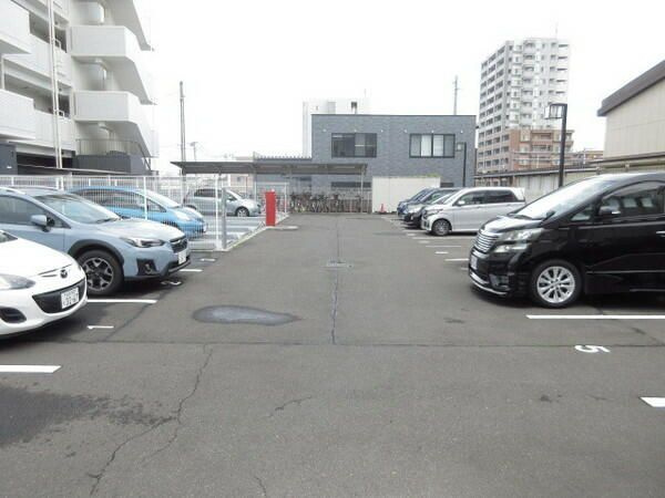 プロシード仙台小鶴新田の駐車場