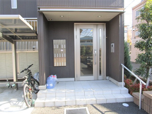 町田市鶴川１丁目のアパートのエントランス