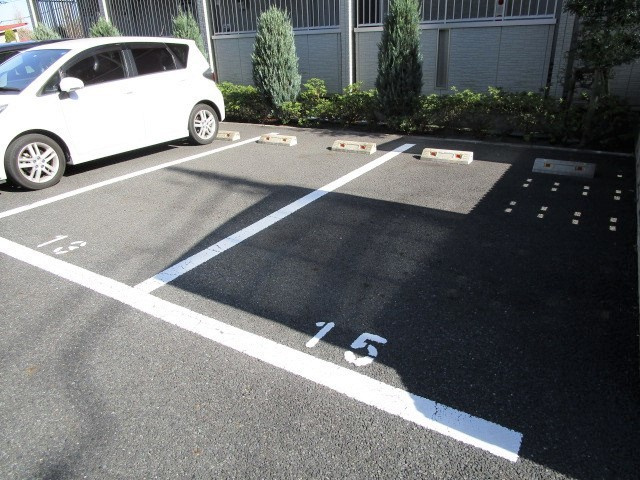 町田市鶴川１丁目のアパートの駐車場