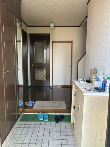 西新町中古戸建の玄関