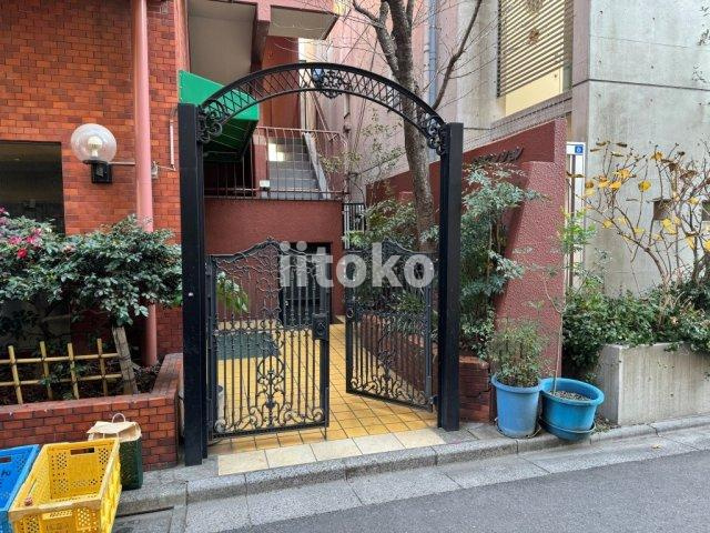 秀和マンションのエントランス
