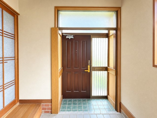 水戸市緑町１丁目　中古戸建の玄関|※画像の一部はAIを用いて加工・編集しています。実際の状況と異なる場合がありますので、ご了承下さい。