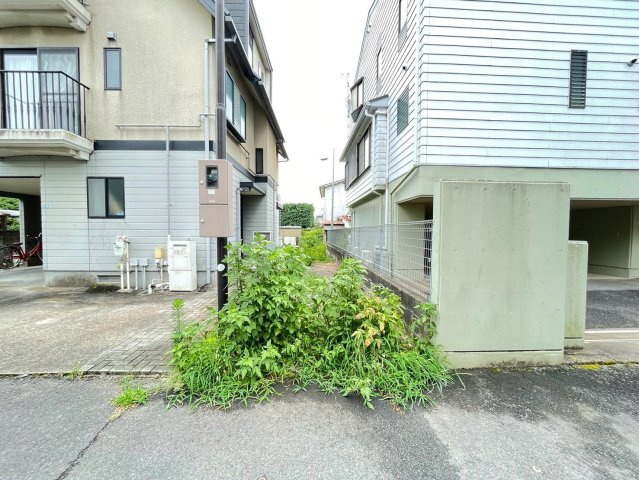 水戸市緑町１丁目　中古戸建の前面道路含む現地写真