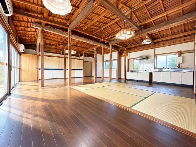 水戸市緑町１丁目　中古戸建の居間・リビング|※画像の一部はAIを用いて加工・編集しています。実際の状況と異なる場合がありますので、ご了承下さい。