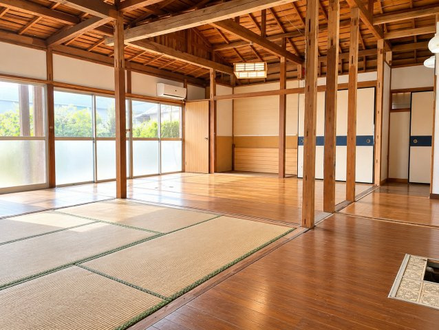 水戸市緑町１丁目　中古戸建の居間・リビング|※画像の一部はAIを用いて加工・編集しています。実際の状況と異なる場合がありますので、ご了承下さい。