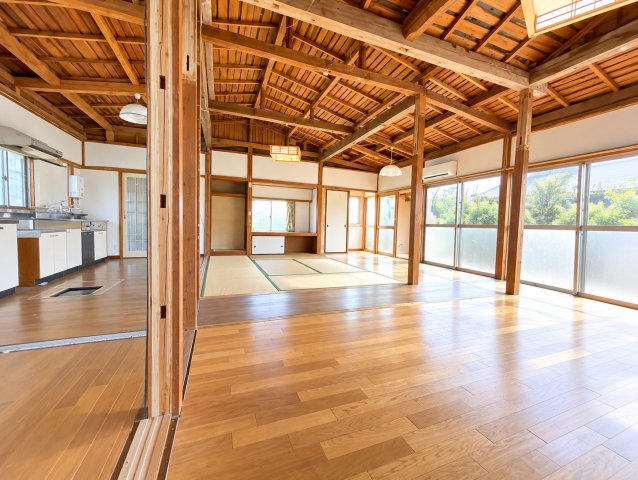 水戸市緑町１丁目　中古戸建の居間・リビング|※画像の一部はAIを用いて加工・編集しています。実際の状況と異なる場合がありますので、ご了承下さい。