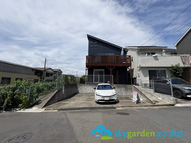 藤沢市石川5丁目　中古戸建の前面道路含む現地写真|南道路で日照・開放感良好