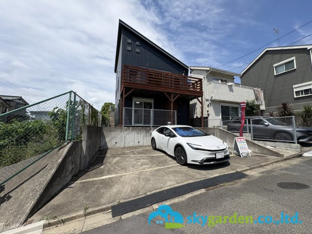 藤沢市石川5丁目　中古戸建の前面道路含む現地写真|前面道路含む現地写真です
車種により並列２台駐車可