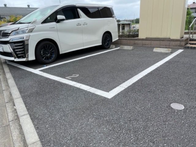 クレイノジュネス南栗原の駐車場