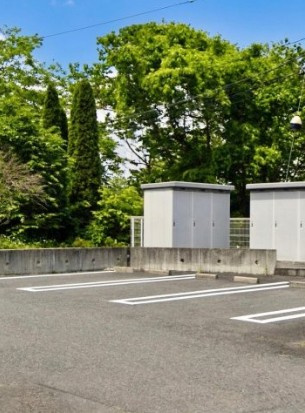 リーフリットⅠの駐車場|管理が行き届いた綺麗な敷地内。緑に囲まれた穏やかな駐車場