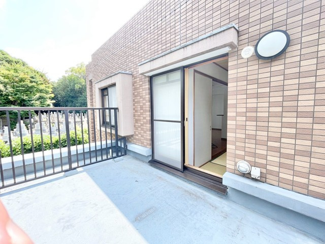 【バルコニー】 | エステムコート吹田片山公園フローラ | こちらのサイトに掲載されている全ての物件が、当社にてご紹介可能です！気になる物件がありましたら、弊社スタッフまでお気軽にお問合せ下さいませ。