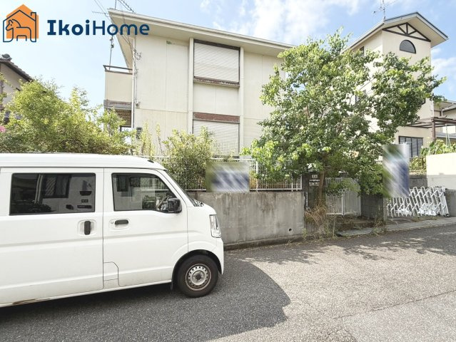 神戸市西区月が丘5丁目　中古戸建のエントランス|弊社独自で毎月５組限定「人気オプション３点パック」カーポート・バルコニー・ウッドデッキを１万円で取付