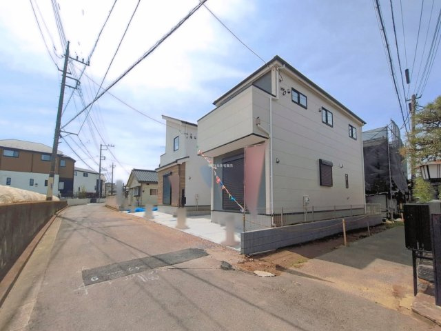 富士見市上沢２丁目の新築一戸建の前面道路含む現地写真|東側約4.3m公道・北側約2.9ｍ道路に面する角地にて開放感あり！