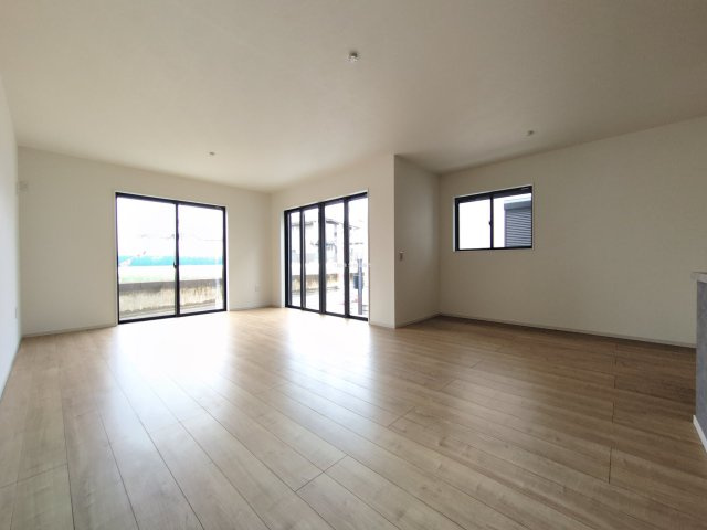 富士見市上沢２丁目の新築一戸建の居間・リビング|LDKは20帖以上のゆとりの広さ。
床暖房付きで寒い冬もご家族でゆっくりくつろげます。