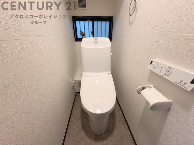 温水洗浄便座付トイレは温水洗浄機能により、暖かい水でおしりを洗浄することができ、冷たい水を使う従来の便座に比べ、温水洗浄機能で暖かいトイレを提供し、快適な使用を可能にします。
