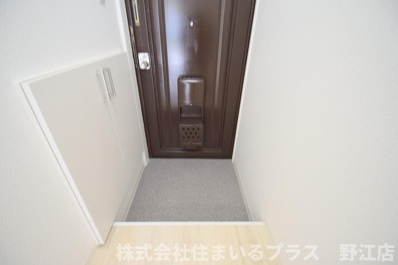 栄コーポの玄関