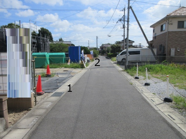 【仲介手数料無料】新築戸建　吉見町久保田1437-1（全2棟）の前面道路含む現地写真