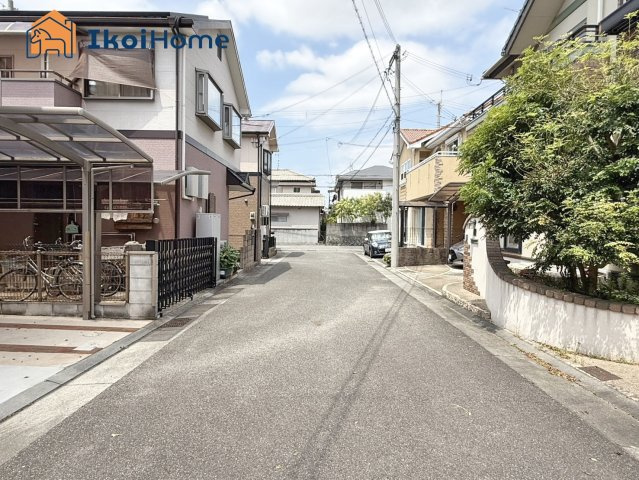 神戸市西区持子1丁目　中古戸建の前面道路含む現地写真|●年中無休：当日予約可●前面道路はゆったりしておりますので、駐車場からのお車の出し入れも安心！