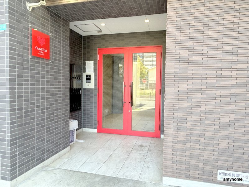 グランエクラ今宮戎　仲介手数料無料のエントランス