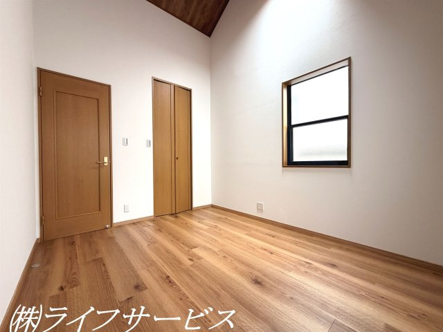 【洋室】 | 三津屋南３丁目中古戸建 | ３階洋室６帖（２）／ウォークインクローゼットあり！天窓があり、明るい日差しが差し込むお部屋です！