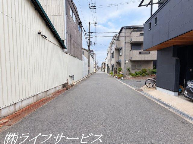 【前面道路含む現地写真】 | 三津屋南３丁目中古戸建 | 前面道路は幅員5.5ｍ！間口はゆったり5.9ｍ！