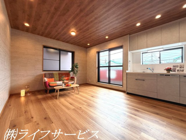 【居間・リビング】 | 三津屋南３丁目中古戸建 | ２階リビングルーム／ダウンライト新設！木目調で温かみのあるリビングルーム！