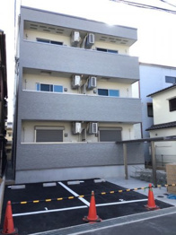 オートロックで外部の人間が簡単に出入りできないため安心です。
