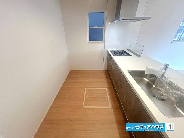 【本日ご案内可能】大府市横根町石丸　全3棟のキッチン|【キッチン】
◆広々としたキッチンスペースのため家族で並んで料理できます。キッチンの窓は熱気や匂いを逃がす役割があります。
◆床下収納には飲み物や調味料のストックをしまうことができます。　　　　　　　