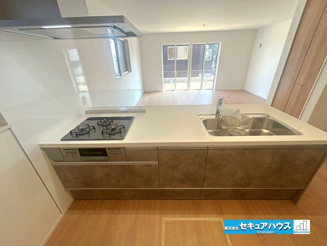 【本日ご案内可能】大府市横根町石丸　全3棟のキッチン|【キッチン】
◆同時にたくさんの料理が調理できる3口コンロ。「焼く・蒸す・煮る」の工程を同時進行で進めることができるので、料理を素早く作ることができます。育児でバタバタ忙しいママに嬉しい♪　　　　　　