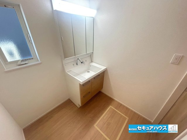【本日ご案内可能】大府市横根町石丸　全3棟の独立洗面台|【洗面台】
◆鏡の裏にはたっぷりと収納スペースを標準装備！
◆電源を付属しているのでドライヤーなど利用できます。
◆洗面台下の収納スペースには洗剤やシャンプーなどのストックを入れられます。　　　　　　