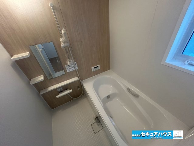 【本日ご案内可能】大府市横根町石丸　全3棟の浴室|【浴室】
◆アクセントパネルで落ち着きのある雰囲気を演出します。毎日の疲れを癒やすバスタイムをお楽しみ下さい！
◆窓付きで、カビの繁殖を抑える効果があります。
◆追い炊き機能を備えたオートバスです。　