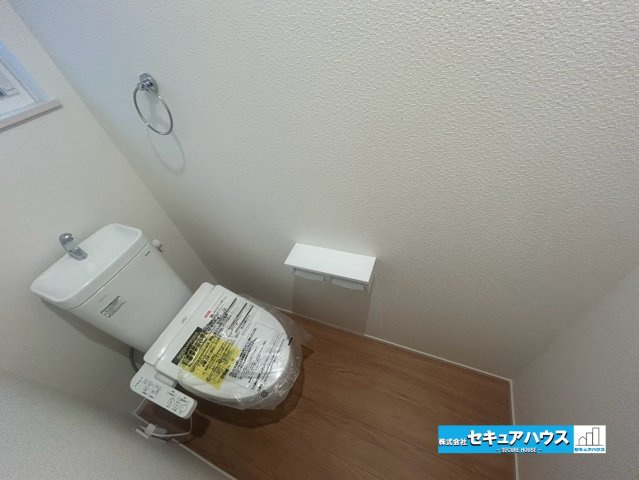 【本日ご案内可能】大府市横根町石丸　全3棟のトイレ|【高機能トイレ】
◆高機能トイレの多くは便器のフタの開閉が自動であり、使用後に手動で水を流す面倒もなく非常に便利です。スタイリッシュな見た目で、お掃除しやすく、節水効果が高いです。　　　　　　　　　　