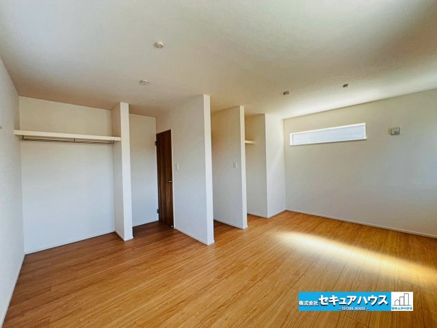 【本日ご案内可能】大府市横根町石丸　全3棟の洋室|【洋室5.7帖と洋室5.7帖】
◆11.4帖の広いお部屋として大きなベッドを置くことができます。家族構成やお子様の成長に合わせて間仕切り対応で2つのお部屋に分けることのできる設計です。　　　　　　　　