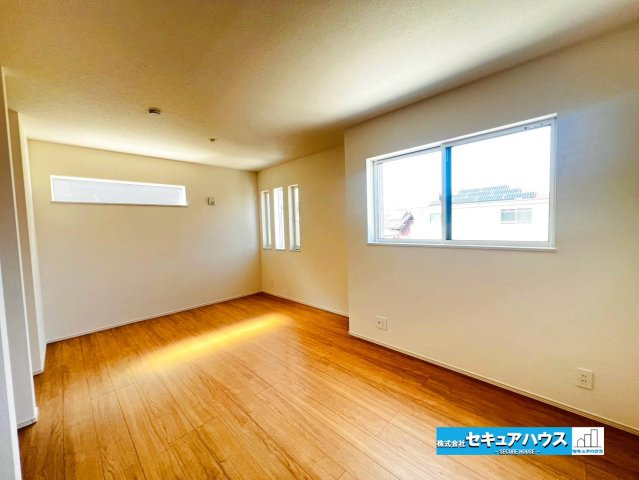 【本日ご案内可能】大府市横根町石丸　全3棟の洋室|【洋室5.7帖と洋室5.7帖別角度】
◆広々とした居住空間は日々の暮らしを彩り、心のやすらぎと満足感を与えます。通風と採光を考慮した設計は子供たちはのびのび育ち、家族でくつろぎと団らんを生み出します。