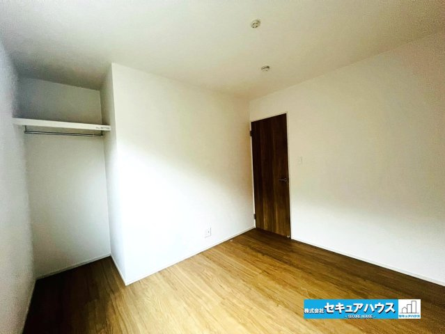 【本日ご案内可能】大府市横根町石丸　全3棟の洋室|【洋室5.2帖】
◆家族一人ひとりの大切なプライベート空間。趣味に合わせて使って頂けるようシンプルに仕上げてあります。暮らし心地を大きく左右する収納を、適材適所に配置し使い勝手を考慮しました。　　　　