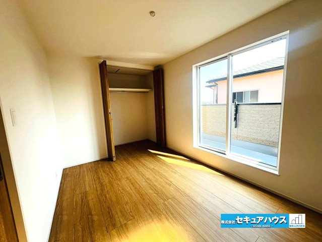 【本日ご案内可能】大府市横根町石丸　全3棟の洋室|【洋室6.7帖】
◆お子様のお部屋や主寝室、来客時の宿泊室、趣味のお部屋としてもご利用いただけます♪
◆全居室収納付きのため各居室ごとにお洋服や荷物をしまうことができます。　　　　　　　　　　　　　　