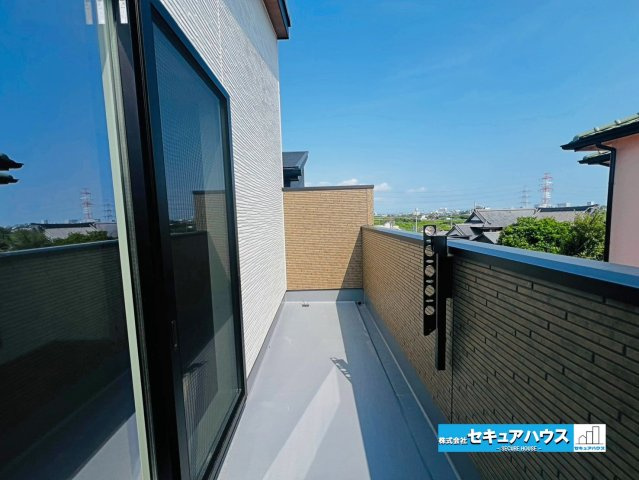 【本日ご案内可能】大府市横根町石丸　全3棟のバルコニー|【バルコニー】
◆見晴らしもよく、太陽の温かな温もりをめいっぱい受け止めてくれます。
太陽の光と爽やかな風を受けたお洗濯物はあっという間に乾き、取りこむ時には太陽の匂いを感じられそうですね。　　　　　