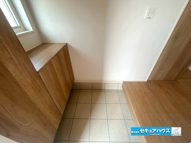 【本日ご案内可能】大府市横根町石丸　全3棟の玄関|【玄関】
◆光が差し込み明るいです。
◆玄関には、収納力のあるシューズクロークがございます。玄関まわりがすっきり片付きます。
◆ダブルロックキーで防犯面も安心です。　　　　　　　　　　　　　　　　　　