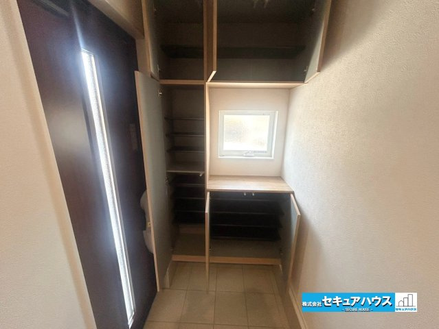 【本日ご案内可能】大府市横根町石丸　全3棟の玄関|【玄関のシューズボックス】
◆玄関収納の様子です。大容量のため家族の靴もすっきりと片付きます。　　　　　　　　　　　　　　　　　　　　　　　　　　　　　　　　　　　　　　　　　　　　　　　　　　　　　