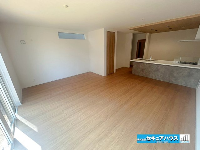 【本日ご案内可能】大府市横根町石丸　全3棟の居間・リビング|【LDK19.2帖】
◆家族揃ってリビングで過ごすお休みの日が、楽しみになる場所となることでしょう。
対面式のオープンキッチンは、家事をしながら家族の様子が一目でわかる安心＆便利設備♪　　　　　　　　