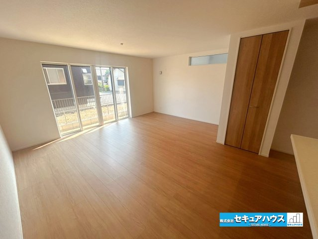 【本日ご案内可能】大府市横根町石丸　全3棟の居間・リビング|【LDK19.2帖別角度】
◆リビング収納付きです。掃除用具や日用品のストックを見えない収納することができる便利なスペースです。
◆南向き×3面の窓で日当たり・通風共に良好です。　　　　　　　　　　　
