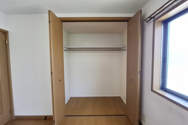 泉大津市板原町1丁目の収納|洋室2クローゼット