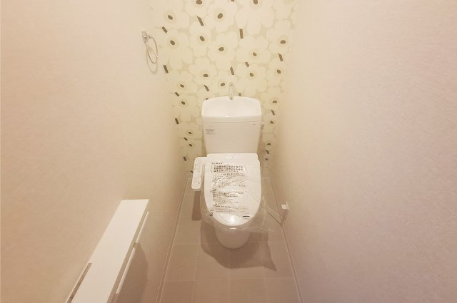 クローバーハイツ上野芝のトイレ|トイレ：TOTOの便器・温水洗浄便座付きトイレを新調。毎日使う場所もきれいに整えました。